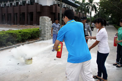 指导学员用灭火器灭火